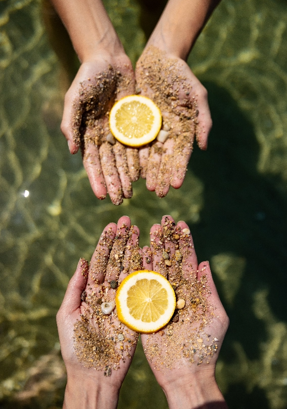 tranche de citron sur des mains