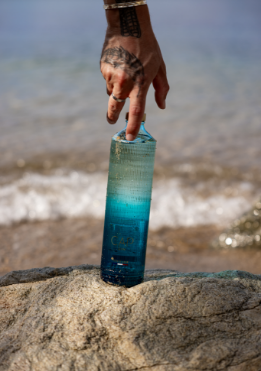 bouteille bleue sur la mer