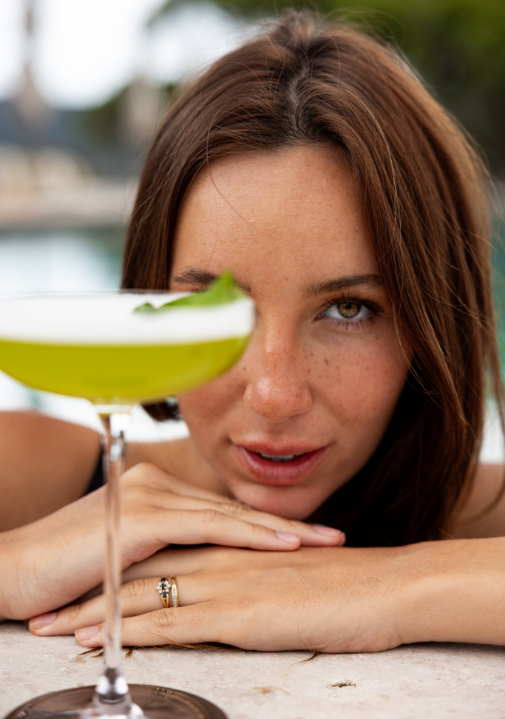 femme avec un cocktail