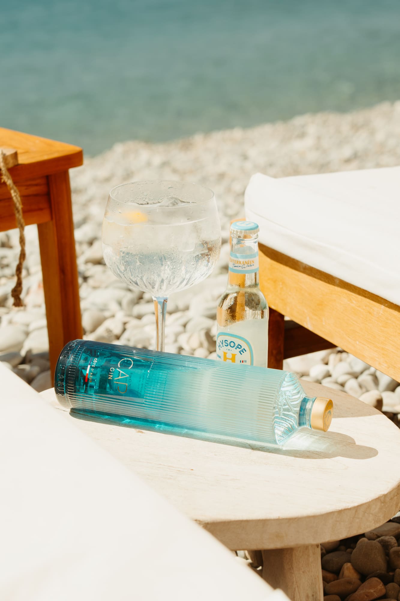 cocktail avec un bouteille de gin sur la plage